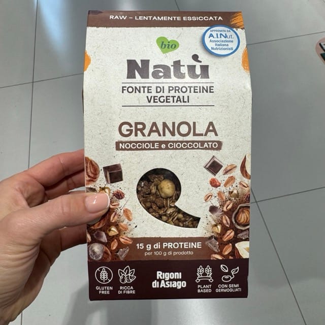 Granola z orzechami i czekoladą